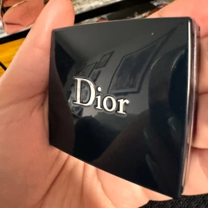 Diorshow Mono Ögonskugga - Säljer en elegant Diorshow Mono ögonskugga i nyansen 'Animal'. Den kommer i en lyxig, mörkblå fyrkantig förpackning med en spegel inuti. Perfekt för att skapa en sofistikerad look med lång hållbarhet. Använd den för att få en professionell finish på din ögonmakeup.