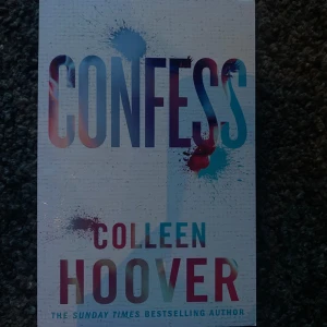 Confess by colleen hoover  - "Confess" av Colleen Hoover är en fängslande berättelse om kärlek, hemligheter och konst. Säljer boken för 80 kr. En måste-läsa för alla som älskar djupa känslor! Nyskick!! 