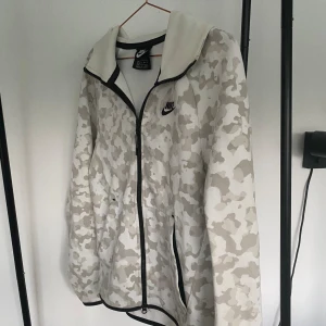 Nike tech  - Hej, säljer en Nike tech i storleken xs. Tröjan är i bra skick och hör gärna av er vid funderingar. Priset är inte bestämt, därmed går det bra att komma med ett rimligt bud. 