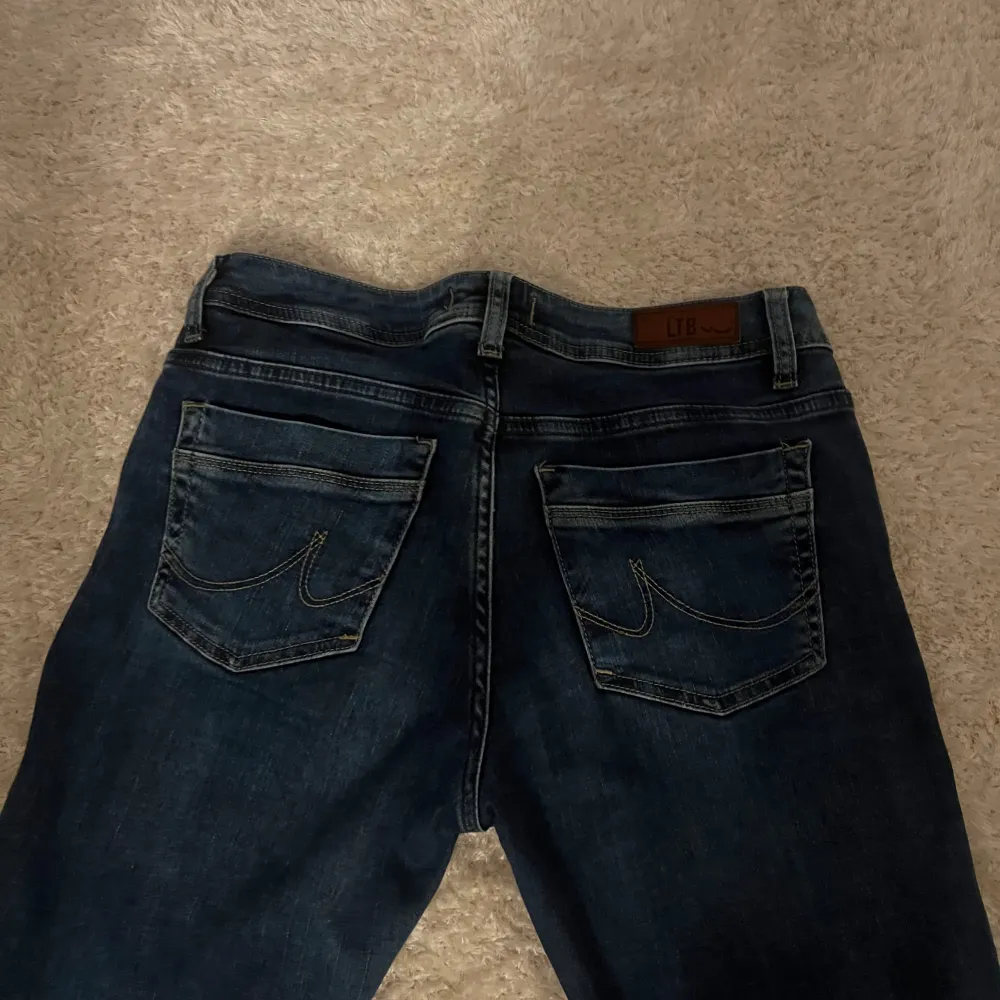 Säljer mina blåa ltb jeans i samma modell som de gråa, ”vlaire ” då de ej används. Köpts för drygt 900kr. Storlek w28 l36. Jeans & Byxor.