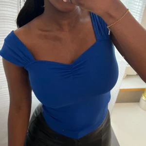 Blå topp - Säljer denna fina blå topp för endast 50kr!