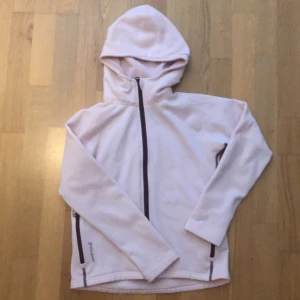 Houdini - Houdini i storlek 140, fint skick men lite nopprig på utsidan. Säljer för 700 nypris 1400!