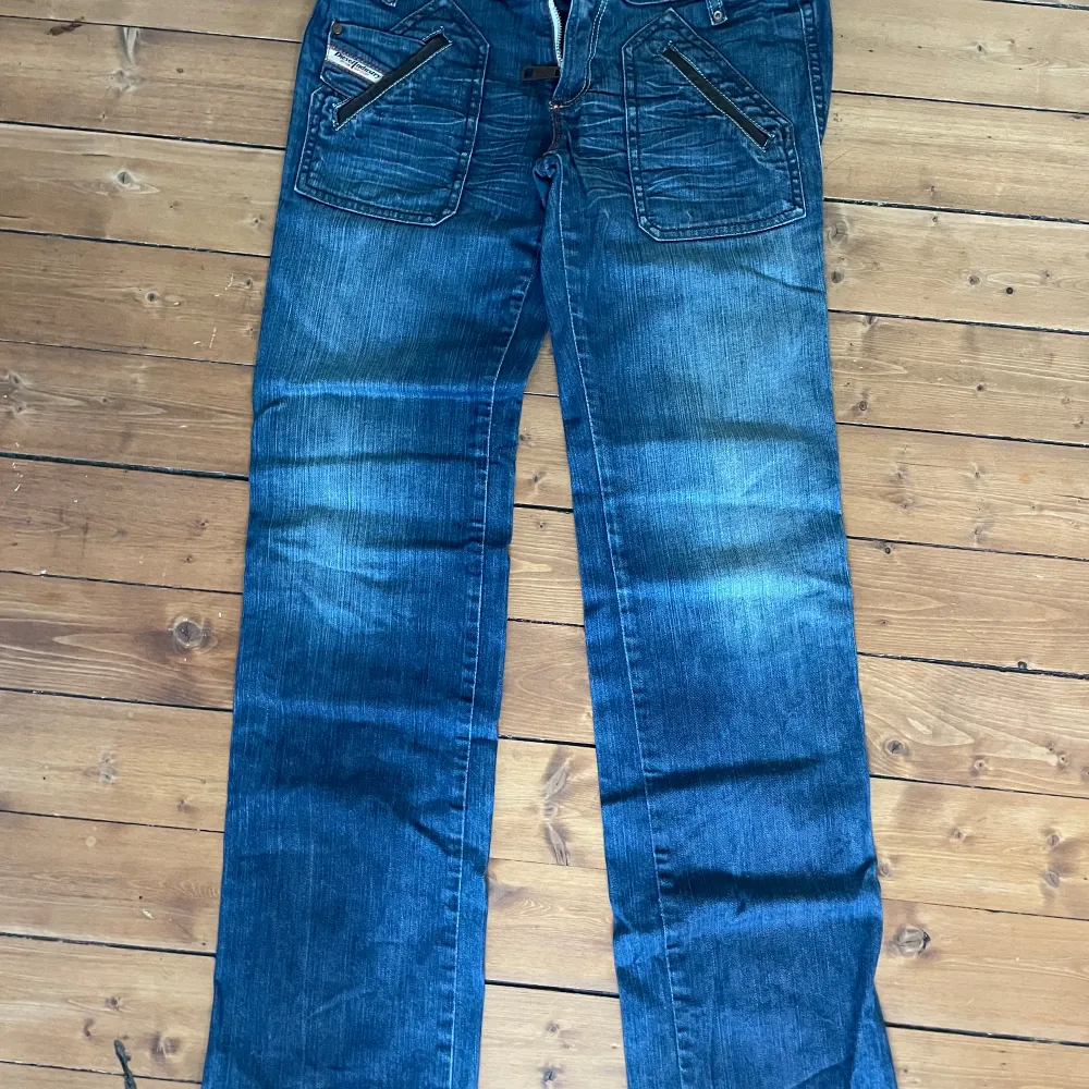 Jättefina lågmidjade diesel jeans! Säljer för att dem ej kommer till användning💕. Jeans & Byxor.