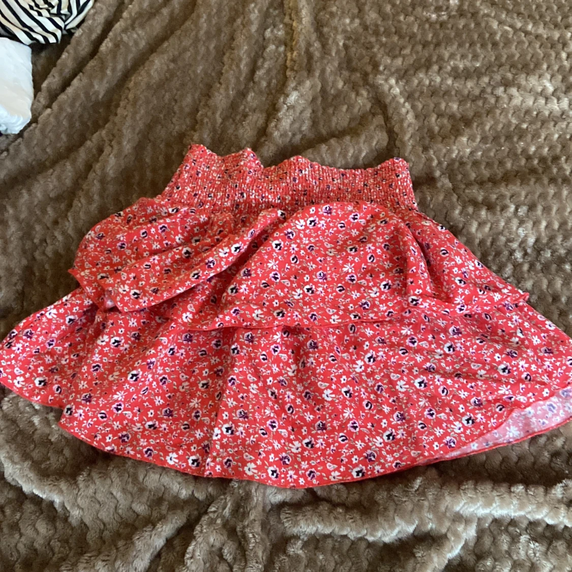 Röd blommig kjol från Divided - 90