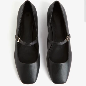 Ballerinaskor i Mary Jane-stil - Oanvända. Prislapp kvar. Storlek 39. Slutsålda på hemsidan