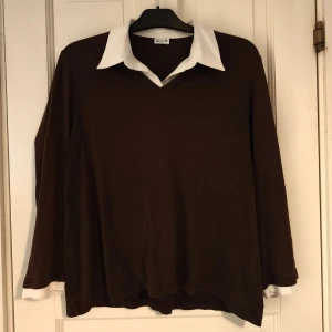 Brun långärmad tröja med skjortkrage  - Långärmad tröja med "inbyggd" skjortkrage och skjortärmar Har tyvärr ingen lapp med vilken storlek men misstänker det är S eller M  Säljer åt min syster där djur finns i hemmet  