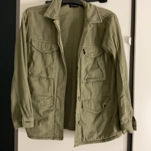 Grön jeans jacka - Grön jeans jacka från topshop. Köpt på secondhand, storlek 36  Kontakta mig för frågor💗 