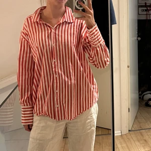 Röd- och vitrandig skjorta från Zara - Säljer en superfin röd- och vitrandig skjorta från Zara Woman Premium Denim Collection. Storlek M!! 