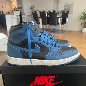 Jordan 1  - Säljer mina Jordan 1 high retro marina Blue i storlek 43 (passar även 44), då jag inte använder dom längre. Skorna är i fint skick, 100% äkta. Äktahetsbevis finns. Pris går att diskutera är även öppen för byten.