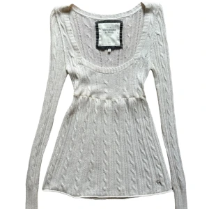 Vit stickad tröja från Abercrombie & Fitch - Säljer en superfin eftertraktad svårhittad vit gammal stickad tröja från Abercrombie & Fitch. 😍😍Tröjan är i storlek L men skulle säga passar en S eller M bättre. Bandet under bysten har gulnat lite pga plaggets ålder. Inget direkt man tänker på. 