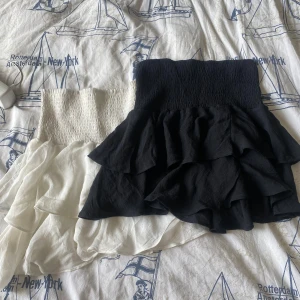 Kjol - Säljer dessa super söta kjolar. Inga tecken på användning. Kan köpas separat eller båda. 100kr för båda eller 60kr för en. Skriv vid intresse eller frågor💓