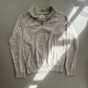 Bläck halfzip - Bläck halfzip i size M. Använd ett fåtal gånger så det är bra skick. Tveka inte att skriva ifall du undrar något!