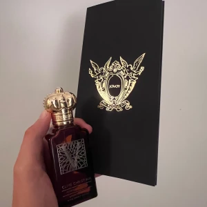 Clive Christian V - Clive Christian Amber Fougere, otroligt fin doft köpt från Jovoy i Paris. Ca 35 ml kvar. Har du några funderingar så skriv bara! Nypris ca 4600:-