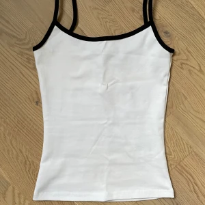 Vit topp - Säljer det här linnet från Weekday eftersom den är förliten för mig. Har därför tyvär ingen bild på hur den ser ut på.💗