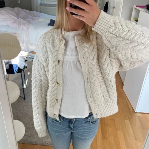 Stickad kofta - Stickad kofta från H&M, cream/vit färg, storlek S!