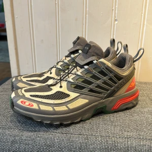 Salomon acs pro -  Hej säljer mina Salomon acs pro. De är i storlek 43 1/3 Men passar även storlek 43 dom är i Bra skick och kommer med lådan. Fast pris  Vid frågor eller intresse skriv! Kan även lösa fler bilder
