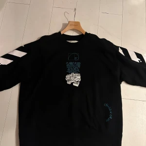 Off White tröja - Säljer min Off White tröja i jättebra skick! Nypris ligger på runt 4-5 tusen. Hör av er vid frågor!😁