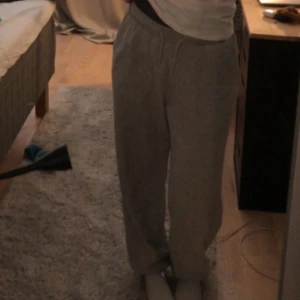 Baggy gråa mjukisbyxor från weekday  - Storlek xs och mycket bra skick! Från WEEKDAY 🫶🏼🙌🏻💕☺️