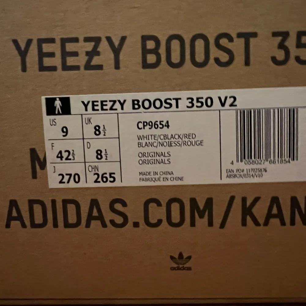 Yeezy 350 Zebra i storlek 42 2/3 (US 9). Använda men i bra skick.. Skor.