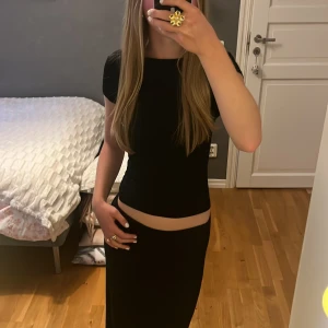 Tröja med öppen rygg - Nu säljer jag min super fina tröja med öppen rygg i svart färg! Använd ett par tillfällen men har tyvärr tröttnat på den därmed säljer jag!❣️