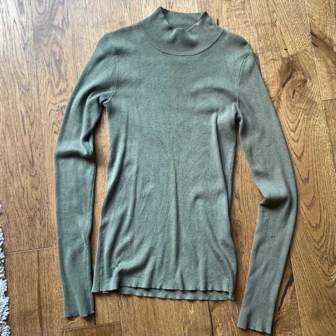 Olivgrön polotröja från NA-KD