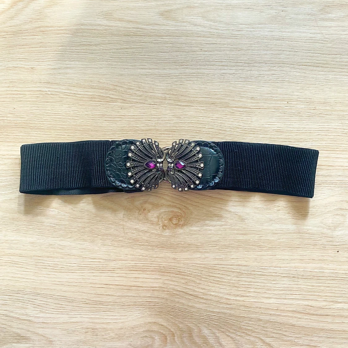 Svart elastiskt bälte med dekorativt spänne - 90