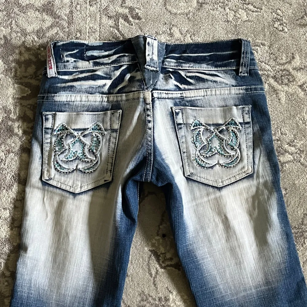 Skit snygga 2000s jeans. Jättelågmidjade och i bra skick. Är för små för mig men jag har sytt ut dem. . Jeans & Byxor.