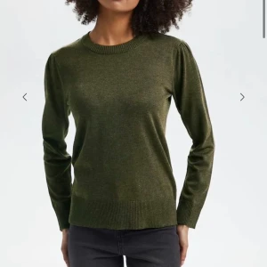 Stickad tröja - Säljer denna superfina stickade tröja från saint i storlek xs💘Bra skick pågrund av dålig användning💓