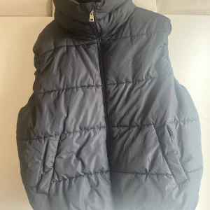 Svart väst - Aldrig använt