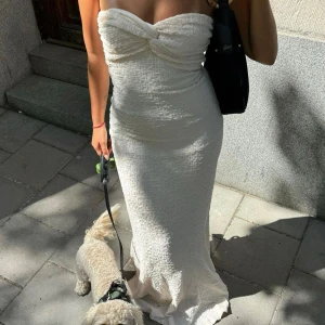 Oanvänd Maxiklänning från Adoore - Helt ny oanvänd långklänning med knytdetalj framtill, från Adoore. Storlek 34. Super fin men passade tyvärr inte mig i storlek. Slutsåld i storlek 34 på hemsidan. Nypris 1395kr💫