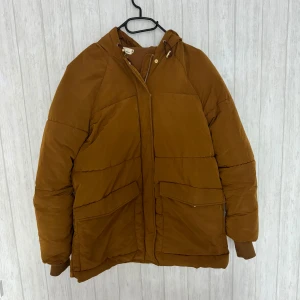 H&M jacka - Snygg och stilren jacka till salu! Perfekt för att hålla dig varm och se trendig ut samtidigt. Passa på att lägga ett bud och addera denna jacka till din garderob idag