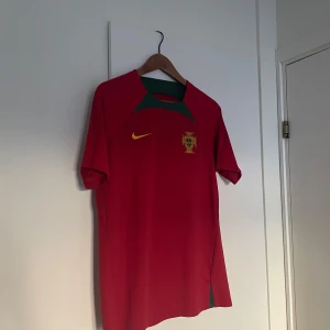 Portugal träningströja - Sparsamt använd, skick 9/10. Inga tecken på defekter. Pris kan diskuteras vid snabb affär.