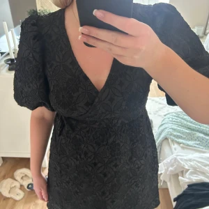 Klänning  - Så söt klänning från Pernilla Wahlgrens kollektion, aldrig använd med prislappen kvar. Knyte i midjan ❣️
