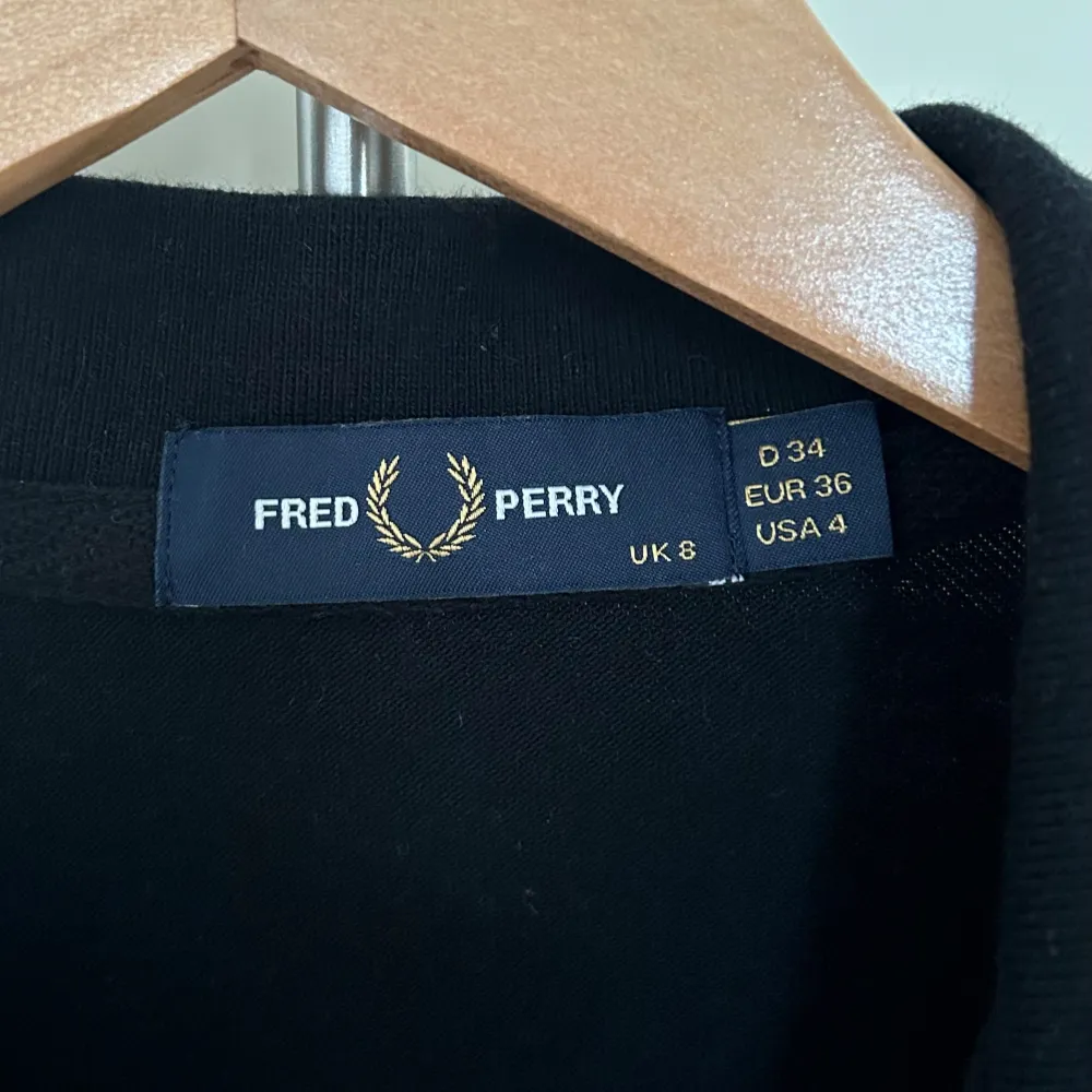 Supersnygg miniklänning från Fred Perry. Avslappnad och skön men med ett stilat intryck. Styla den sportigt, preppy eller punkigt, den funkar i alla lägen!  Använd fåtal ggr och är som ny. . Klänningar.