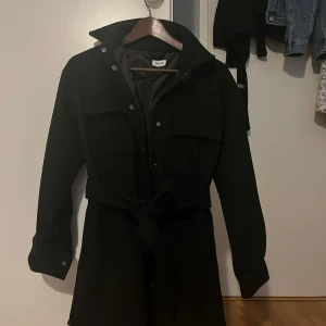 Säljer min kappa från bubbelroom eftersom den inte passar  - Den är helt oanvänd och har därmed inga skador alls.