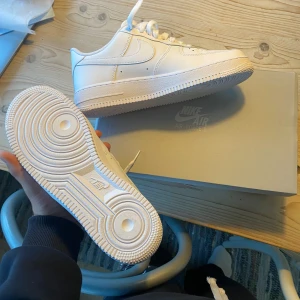 Air Force 1 - ⭐️Helt nya aldrig använda!⭐️ 🔥Storlek 42🔥 Box kommer med Nypris 1500kr 