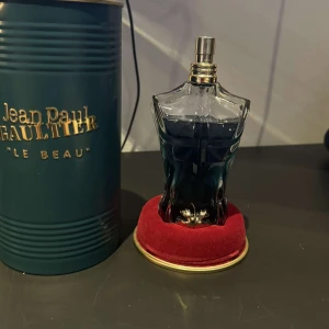 Jean Paul gauiltier le beau  - Säljer min killes parfym, jpg le beau. Den är lite använt och är i 125ml. Det ingår 10ml av allure homme edition blanche. Det är en otrolig god och fin doft som passar alla killar. Orginal pris är ca 1200kr och säljs för 800kr