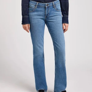 Blå bootcut jeans från Lee - Låg midjade blå bootcut jeans från Lee. Säljer på grund av att storleken ej passade. Helt nya