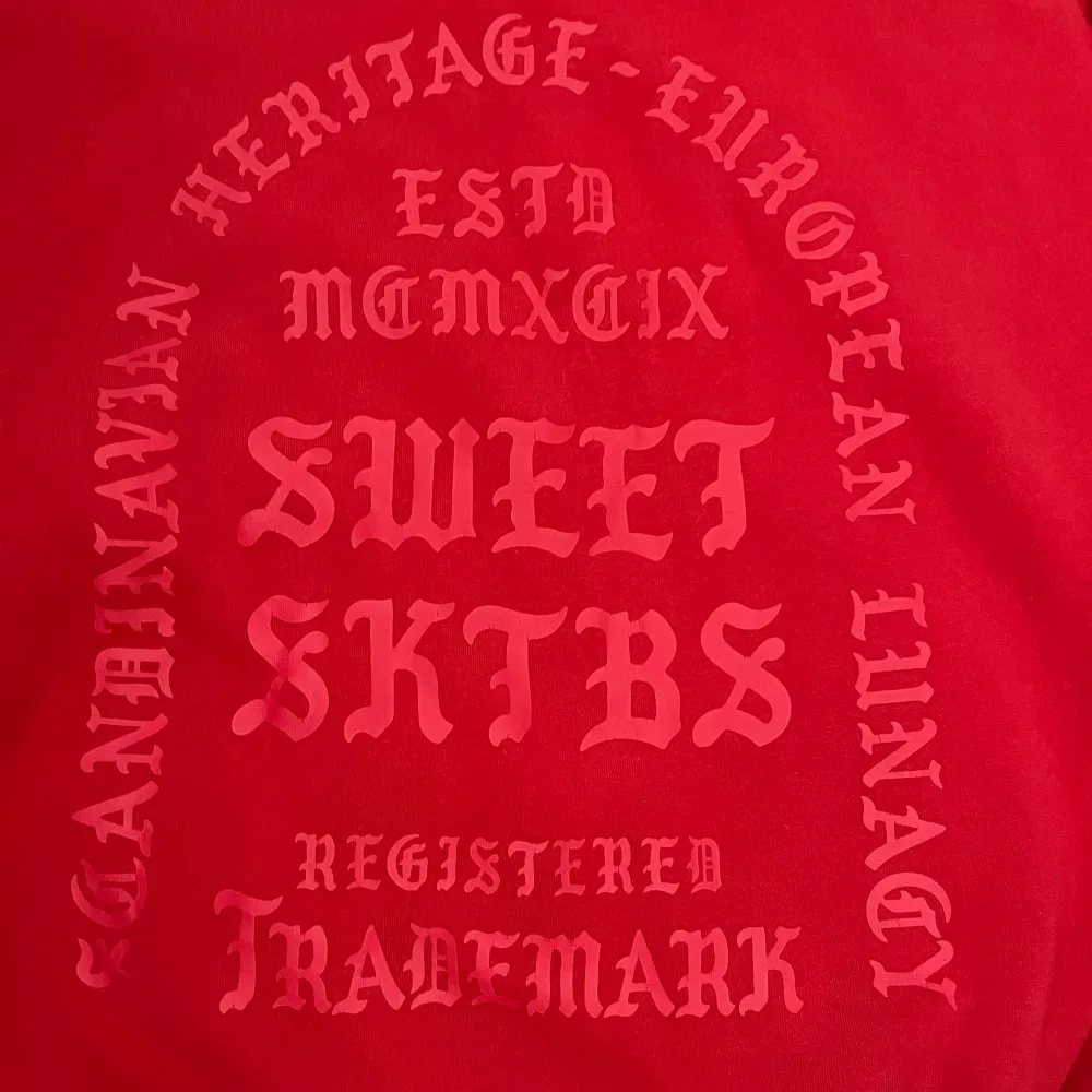 Röd Sweet sktbs hoodie.  Sparsamt använd med endast en liten defekt fram på fickan (se bild 4)  Nypris - 699  Pris går alltid att diskuteras.. Hoodies.