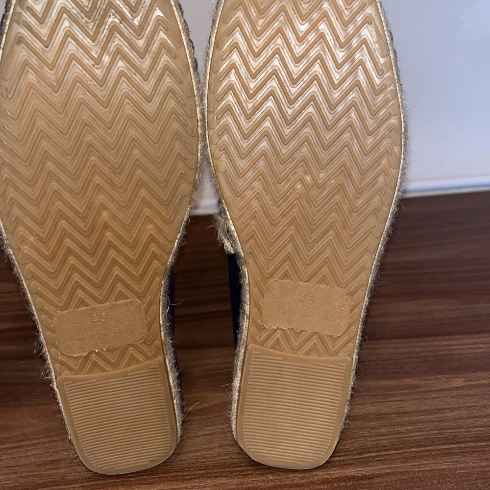 Säljer ett par snygga mörkblå loafers i mocka med en flätad sula. väldigt bra skick, inget hål. Nypris runt 1500kr. De har en snygg design utan snörning och en liten röd detalj på sidan. Passar perfekt till både jeans och shorts. kom vid mer frågor eller bilder.. Skor.