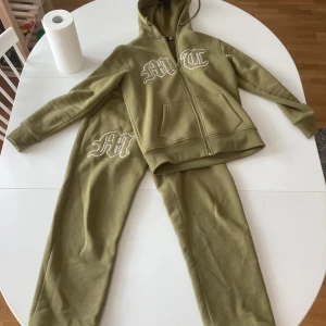Tuttolente tracksuit - Säljer min gröna tracksuit. I nytt skick då den aldrig kom till användning eftersom jag har gråa och svarta som jag gillade mer. Ingen tecken på använding båda hoodie och byxor i storlek S. Bara att skriva vid frågor