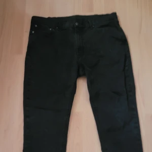 Levis jeans - Schyssta levis jeans i bra skik väldigt snygga och passar det mesta då det baraär vanoiga plain svarta jeans