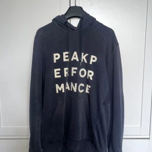 Peak Performence Hoodie  - Säljer min Peak hoodie då den inte längre andvänds. Den är i bra skick utan några strör märken eller skador