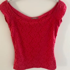 Röd topp - Väldigt fin, funkar både för fester men också vardagen 