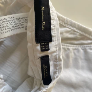 Vita byxor från massimo dutti  - Bra skick. Passar med många olika typer av tröjor, snygg passform. Vid frågor skriv!