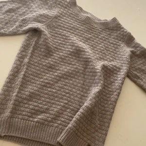 Stickad tröja  - Den e långt ärmad och den är i bra skick ❤️ den e i en grå beige färg