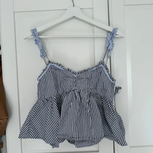 Somrigt linne - Blå-vitrandigt linne från zara. Bra kvalitet ser imprincip oanvänd ut. 