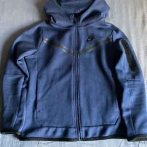 Nike tech - Nypris  1200 , äkta 10/10 skick inga defekter säljer då den inte passar mig längre                M i barnstorlek vilket motsvarar xs                 Kontakta vid funderingar 