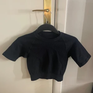 Svart träningstörja - Svart ribbad tränings tshirt