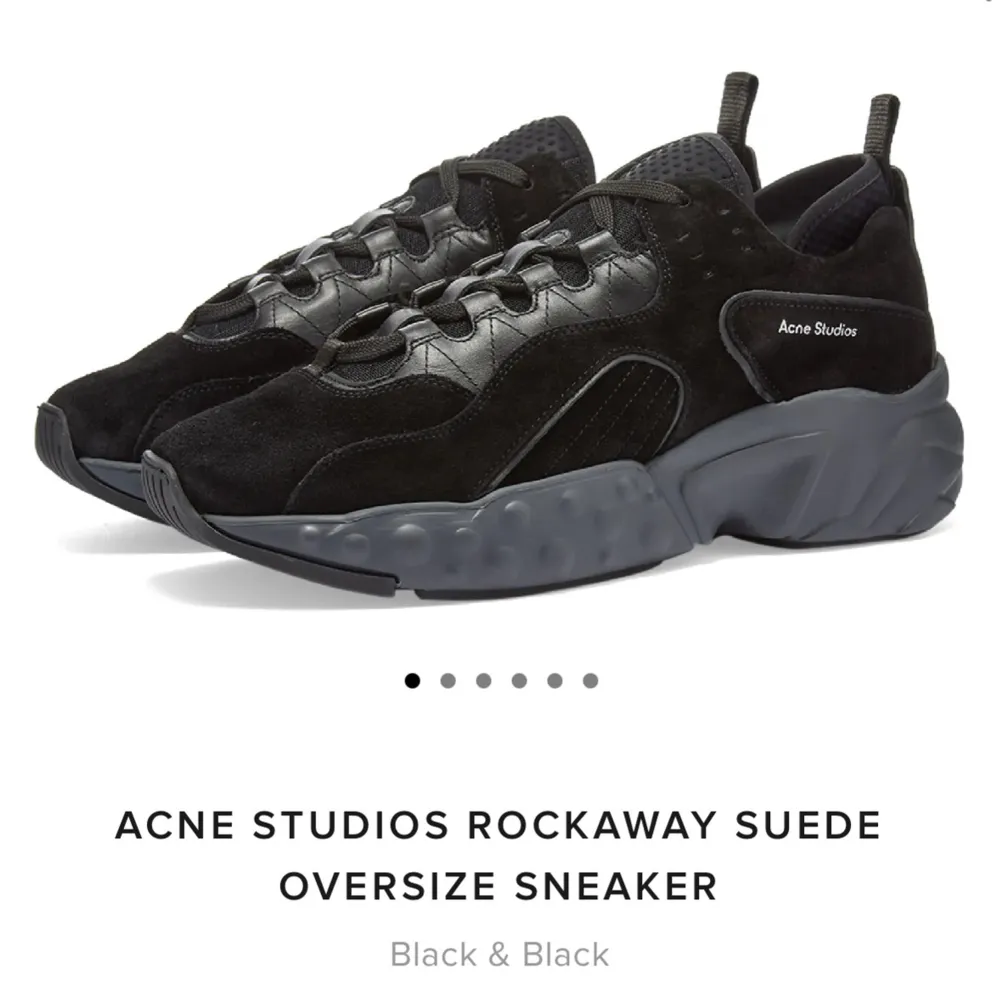 Säljer dessa snygga och unika svarta sneakers från Acne Studios. De finns ej att köpa längre och nypris är 5000kr. väldigt bra skick och pris kan diskuteras!!. Skor.